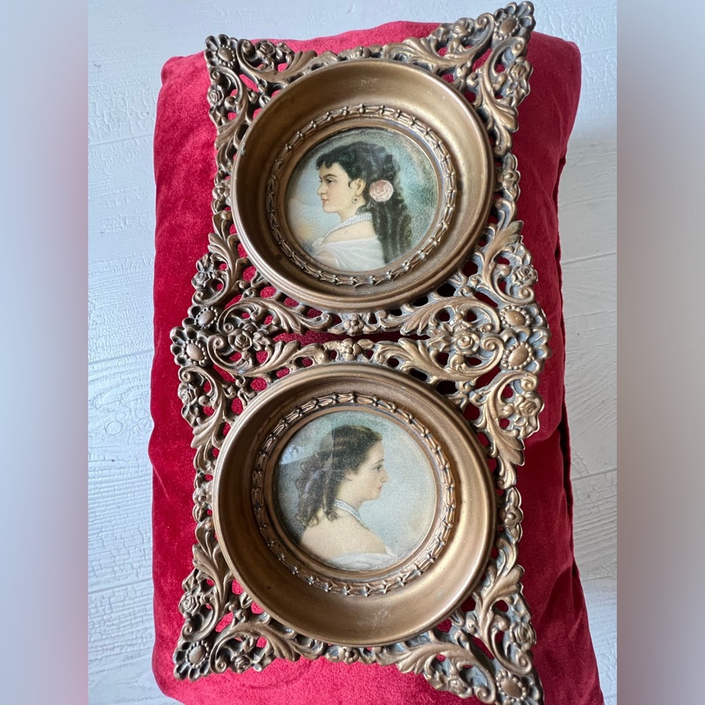 Vintage cameo creations miniature gold frames small portraits. 1960s.